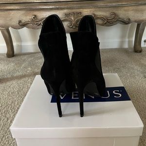 BNIB Venus booties